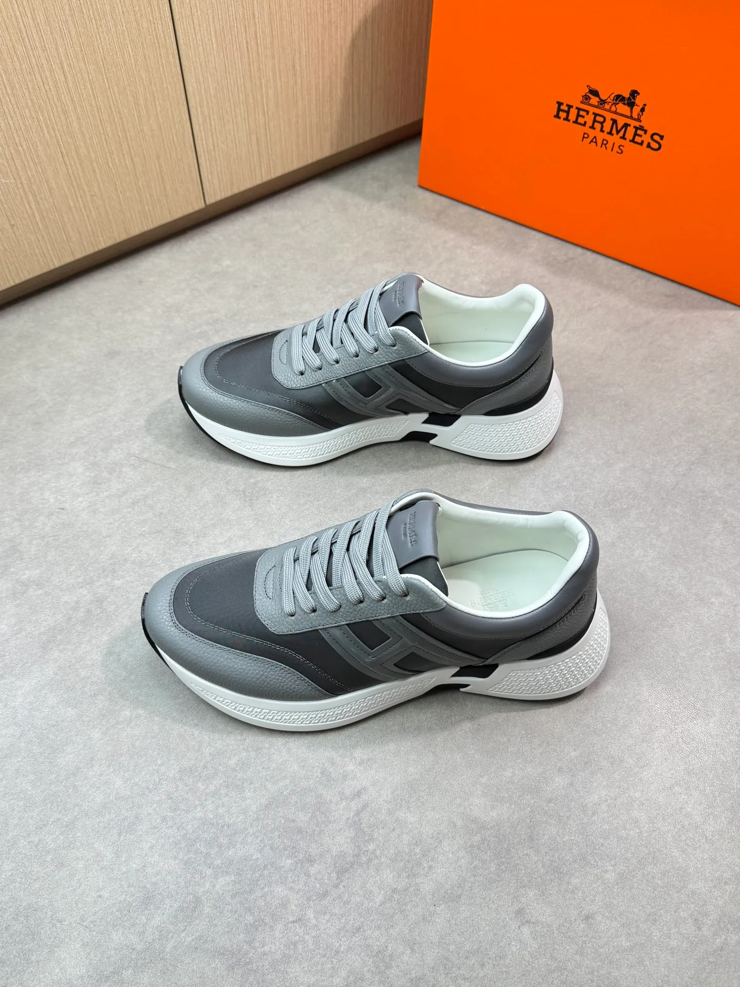 [HERMES] Hermès men's shoes 💰520💰 - high-end quality original items 🔍🔍🔍 casual sports shoes - upper: 🔝 pebbled calfskin, brand high mercerized canvas, body sewn with brand ´H´ totem, tongue brand logo cloth label - lining: water-dyed cowhide -Outsole: Ultra-light T men's shoes 💰U foam·rubber; two-color molded outsole -Ultra-high quality control·Fine workmanship: highlighted (high-end·luxury·grade) -Size: 39-44 (38, 45, can be customized)
